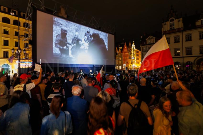 Pokaz filmu “Zielona Granica” we Wrocławiu zakłócony przez manifestację narodowców