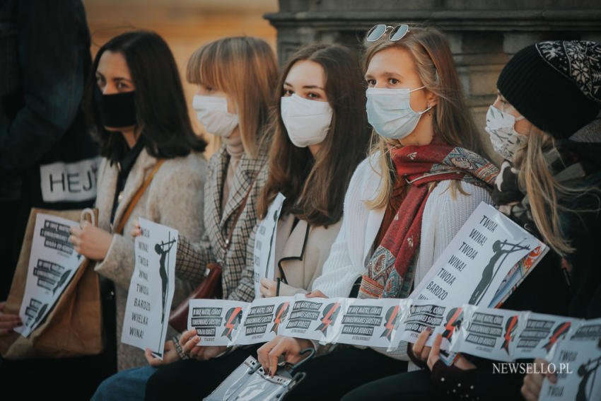 Strajk Kobiet - manifestacja pod wrocławską Katedrą