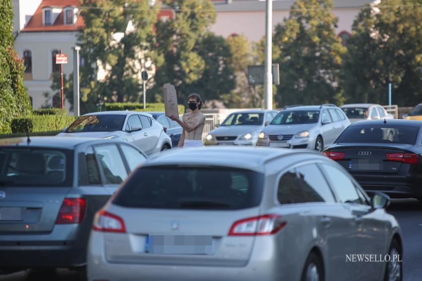 Happening aktywisty pod Urzędem Wojewódzkim we Wrocławiu