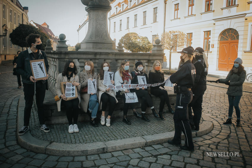 Strajk Kobiet - manifestacja pod wrocławską Katedrą