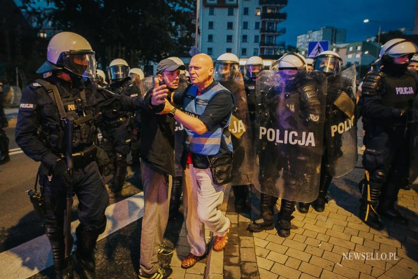 Zamieszki przed komendą policji w Lubinie