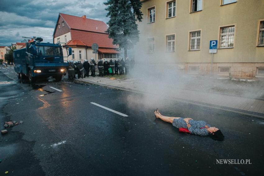 Zamieszki przed komendą policji w Lubinie